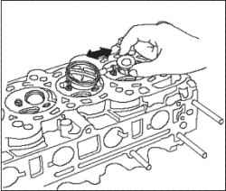 Проверка зазора между стержнем клапана головки блока цилиндров и направляющей втулкой